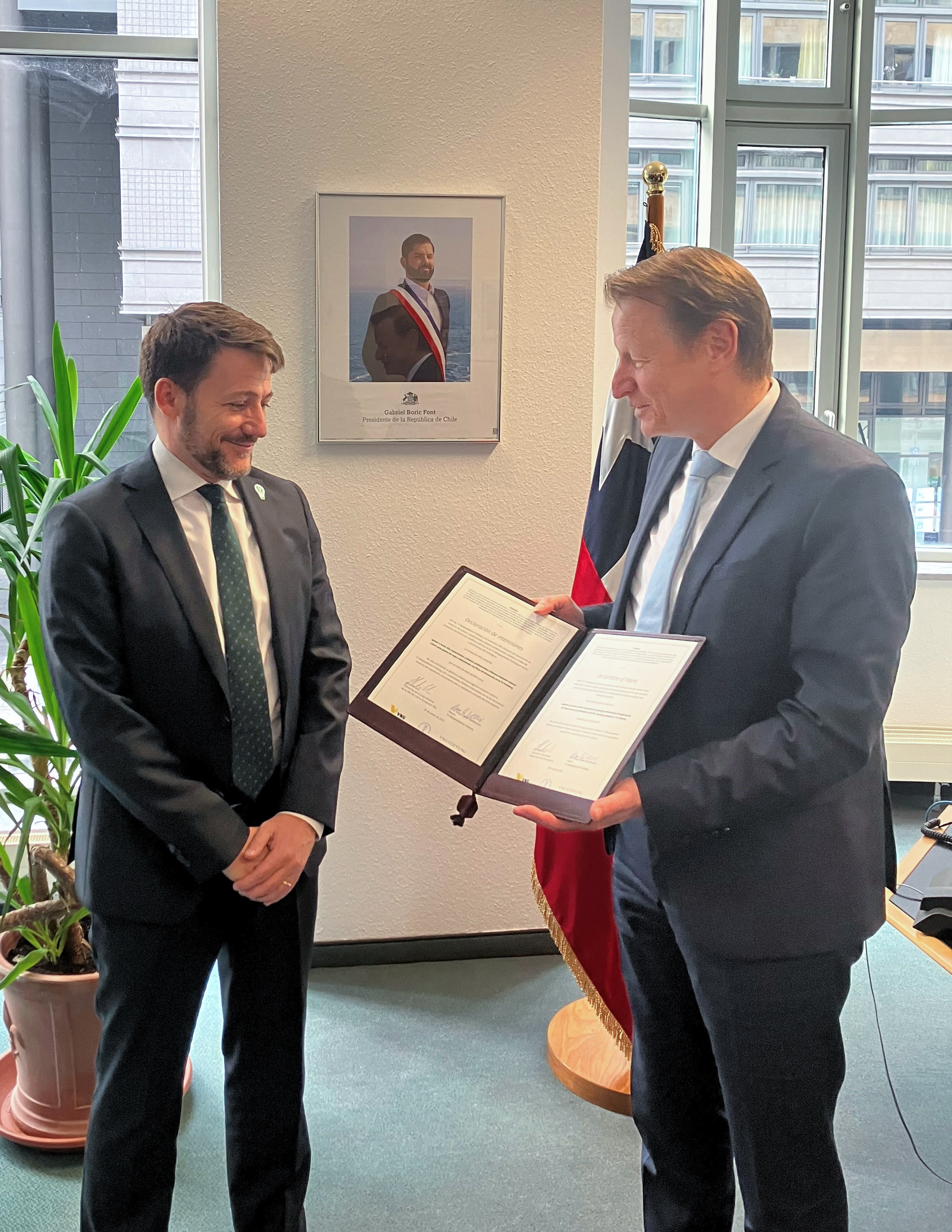 VNG-CEO Ulf Heitmüller übergibt Absichtserklärung an chilenischen Energieminister Diego Pardow in Berlin. Foto © VNG VNG-CEO Ulf Heitmüller übergibt Absichtserklärung an chilenischen Energieminister Diego Pardow in Berlin. Foto © VNG