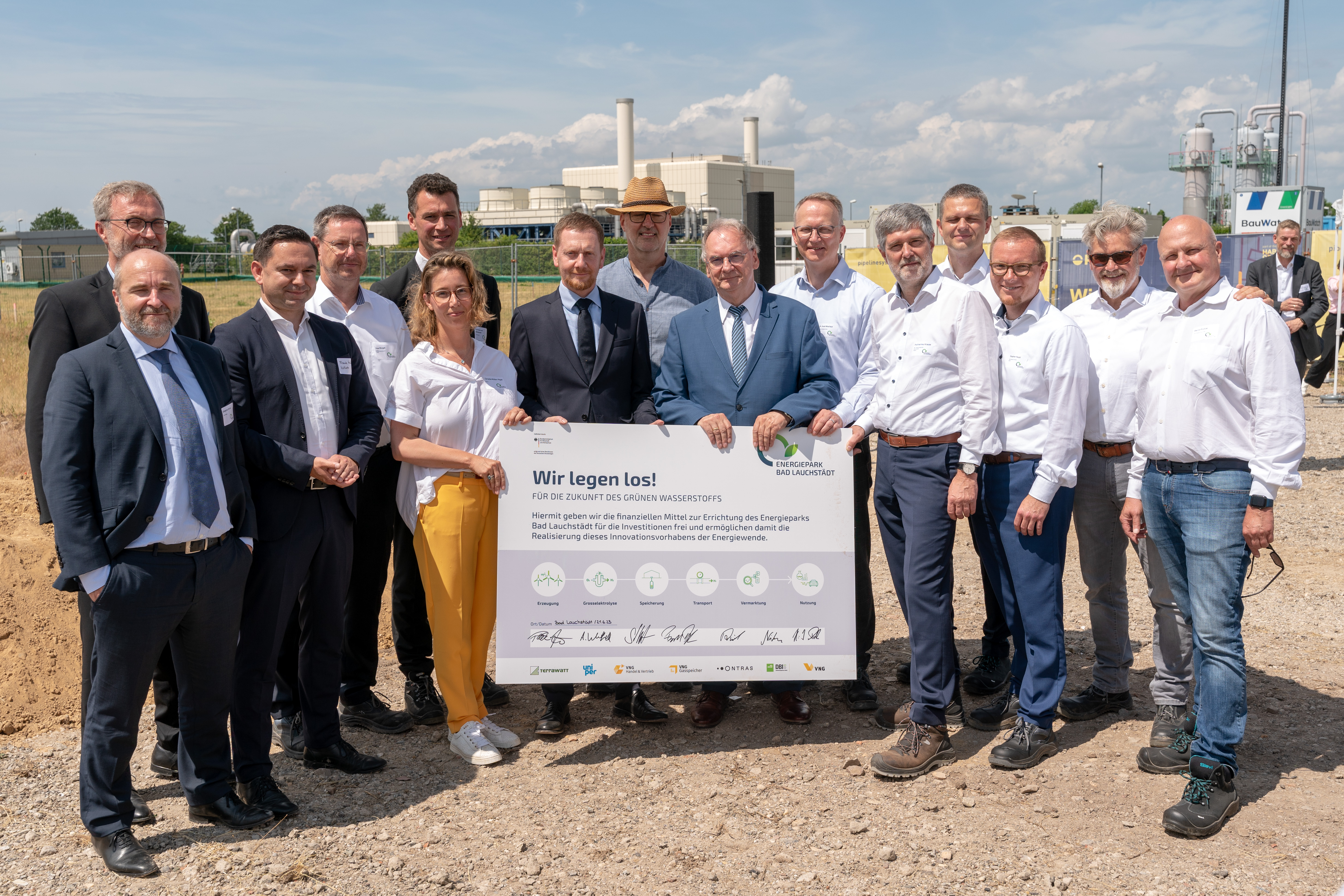 Gruppenbild mit finalem Investitionsbeschluss für den Energiepark Bad Lauchstädt
