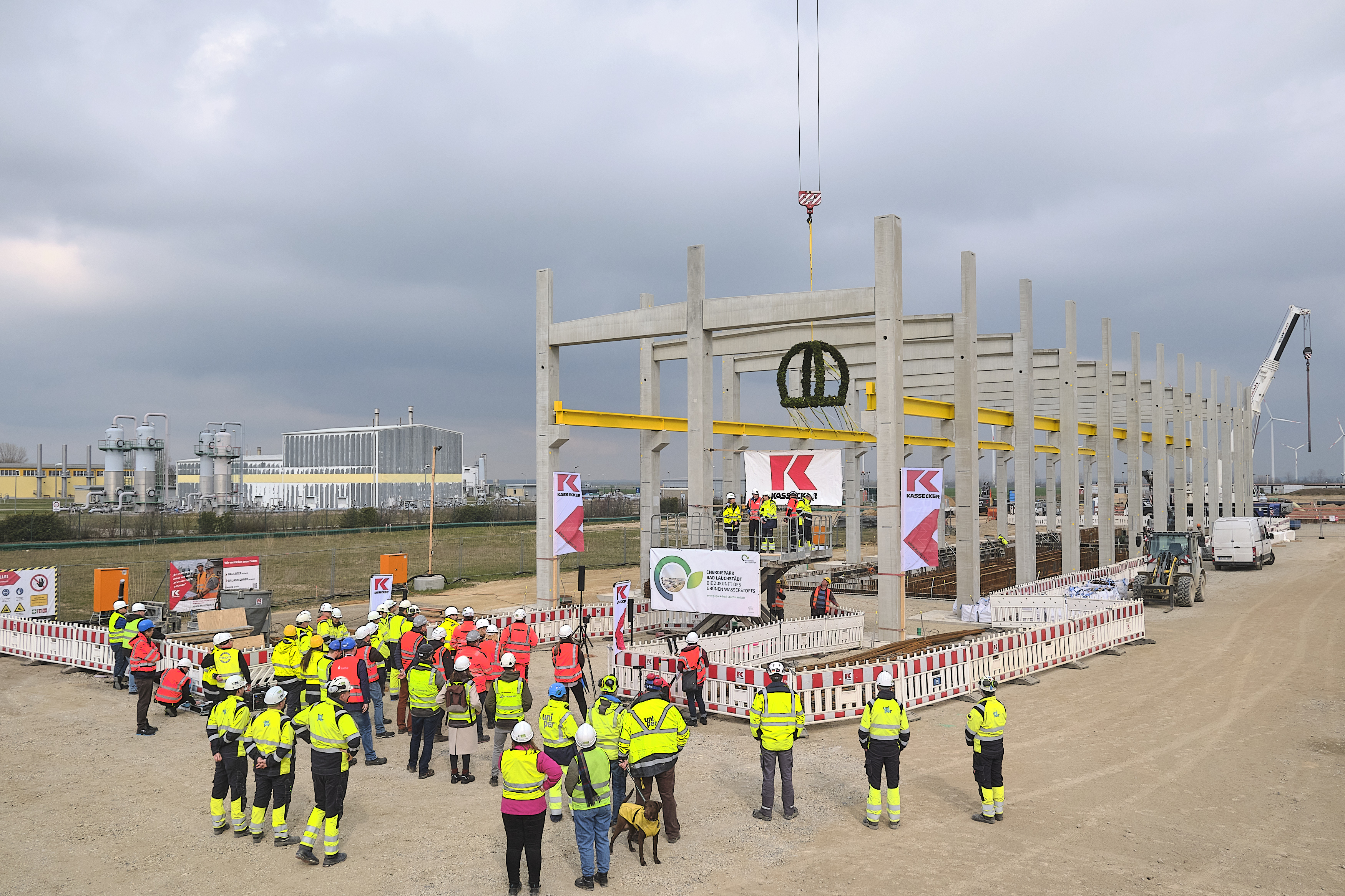 Richtfest des Elektrolysegebäudes auf dem Energiepark Bad Lauchstädt. Richtfest des Elektrolysegebäudes auf dem Energiepark Bad Lauchstädt.