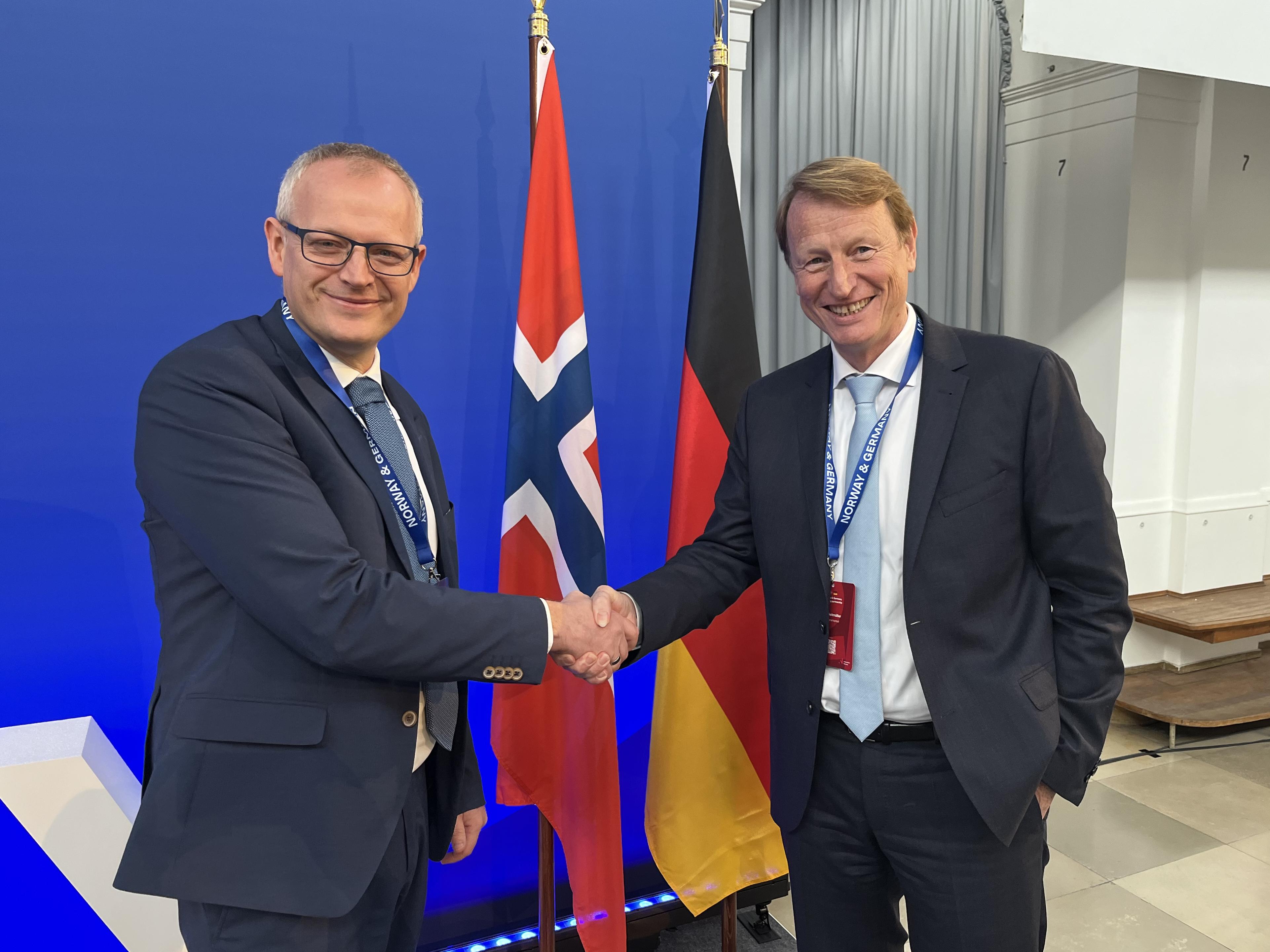 Bjørgulf Haukelidsæter Eidesen, CEO von Horisont Energi und Ulf Heitmüller, CEO der VNG AG
