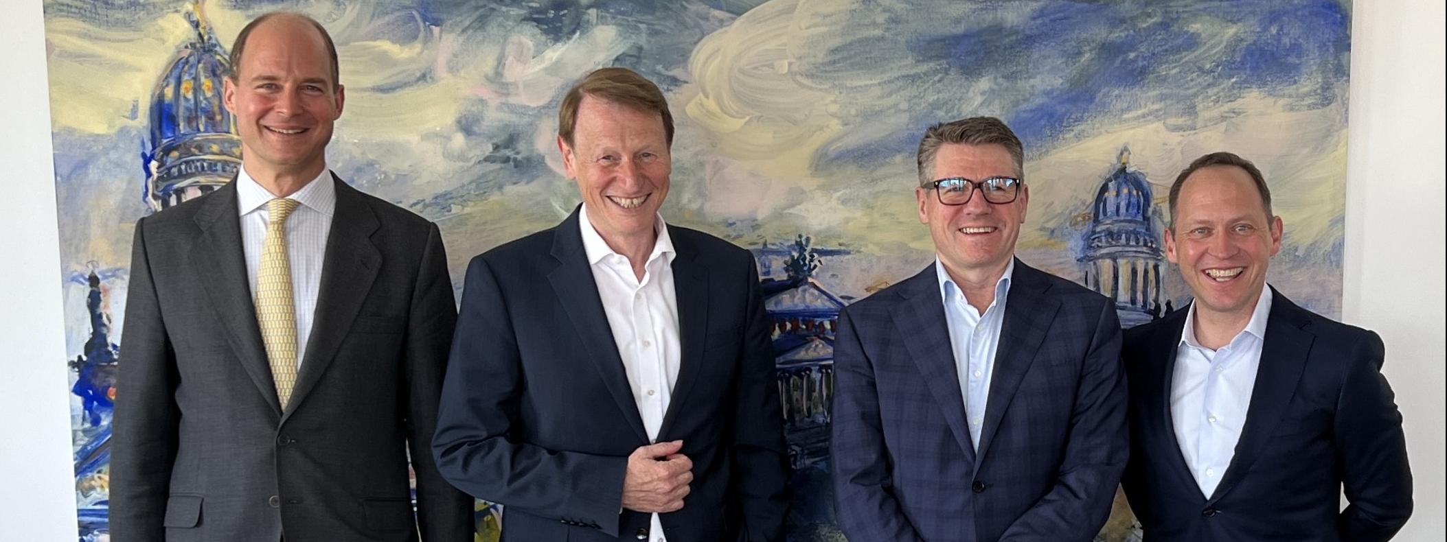 Konstantin von Oldenburg (VNG H&V), Ulf Heitmüller (VNG), Nick Walker (Var Energi) und Tørger Rød (Var Energi) verlängern Gasliefervertrag um weitere 12 Jahre